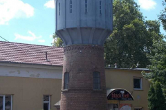 : Well Museum (Est. 1983). Built in 1930. Local grade listed. 20th century water wells in its garden - 1 Könd Street, [[:en:Orosháza|Orosháza]], [[:en:Békés County|Békés County]], [[:en:Hungary|Hungary]].}}{{hu|1=: Kútmúzeum (máshol Könd utcai víztorony), az egykori Víztorony. Tégla-beton. 1930-ban épült. Békés Megyei Vízműveké volt most állami kincstár tulajdon. 2010 óta a Szántó Kovács János múzeum 2015-től Nagy Gyula Területi Múzeum a fenntartója. Vízellátás- történeti gyűjtemény. A kertjében régi kutak láthatók. Helyi védelem, azonosító: -2853  (info: oroshaza-delbekes.hu)- [[:hu:Békés megye|Békés megye]], [[:hu:Orosháza|Orosháza]], Könd utca 1 számnál helyrajzi szám: 569{{Monument Hungary|-2853}}{{Object location|46|33|48.66|N|20|40|17.04|E|dim:20}}